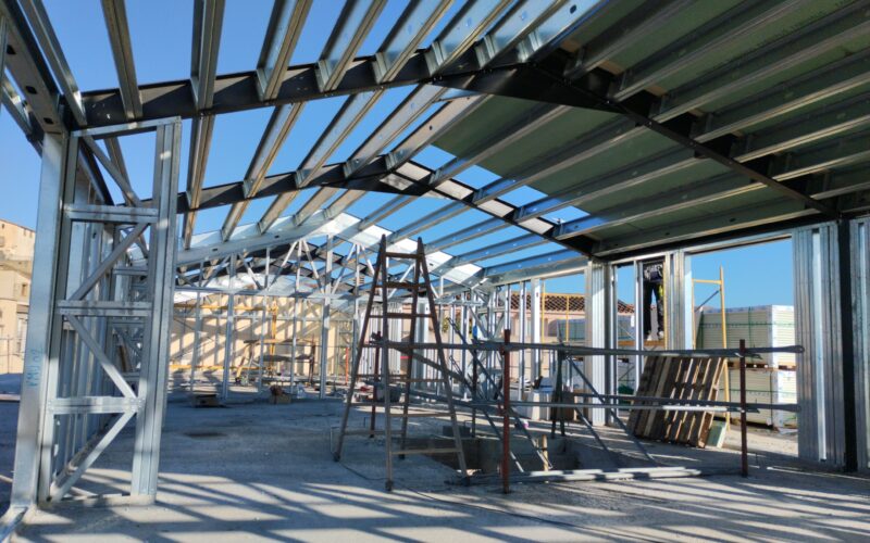 Planta bajocubierta sobre edificio plurifamiliar en construcción en Lliçà d’Amunt